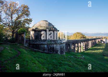 Aquädukt in der Nähe von Lucca, Toskana, Italien, erbaut von Lorenzo Nottolini Stockfoto