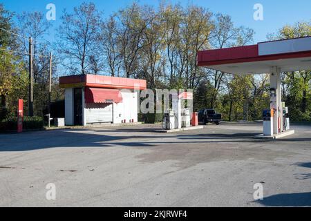 Verlassene Tankstelle auf der Straße in Italien Stockfoto