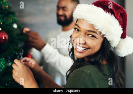 Paare, Porträt- und weihnachtsbaumdekor zusammen mit Liebe und Fürsorge während der festlichen Jahreszeit. Ehemann, Frau und Ornamente an einem Weihnachtsbaum Stockfoto