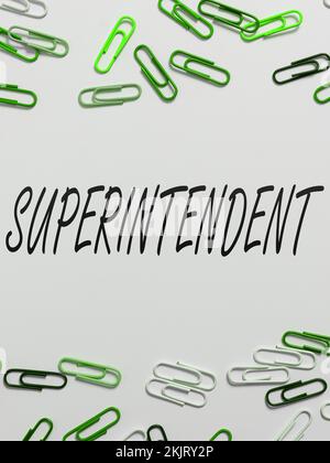 Schreiben mit Text Superintendent. Ein Wort, das auf eine Person geschrieben wurde, die die Organisation oder Aktivität eines bestimmten Prozesses leitet Stockfoto