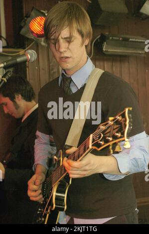 PAUL BANKS, INTERPOL, KONZERT, 2002: Ein junger Paul Banks von INTERPOL spielt eine Gibson-Gitarre auf einer frühen UK-Tour im Tiny BarflyClub in Cardiff, Wales, Großbritannien am 9. Oktober 2002. Foto: Rob Watkins. INFO: Interpol ist eine US-amerikanische Rockband, die 1997 in New York City gegründet wurde. Bekannt für ihren düsteren, atmosphärischen Sound und Post-Punk-Revival-Stil, erlangten sie mit Alben wie Turn on the Bright Lights und Hits wie Evil und Slow Hands Anerkennung. Stockfoto