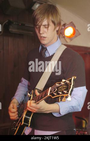 PAUL BANKS, INTERPOL, KONZERT, 2002: Ein junger Paul Banks von INTERPOL spielt eine Gibson-Gitarre auf einer frühen UK-Tour im Tiny BarflyClub in Cardiff, Wales, Großbritannien am 9. Oktober 2002. Foto: Rob Watkins. INFO: Interpol ist eine US-amerikanische Rockband, die 1997 in New York City gegründet wurde. Bekannt für ihren düsteren, atmosphärischen Sound und Post-Punk-Revival-Stil, erlangten sie mit Alben wie Turn on the Bright Lights und Hits wie Evil und Slow Hands Anerkennung. Stockfoto