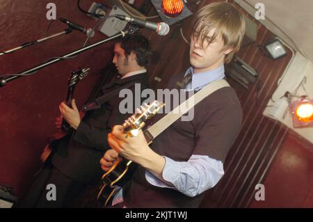 PAUL BANKS, INTERPOL, KONZERT, 2002: Ein junger Paul Banks von INTERPOL, der am 9. Oktober 2002 im Tiny BarflyClub in Cardiff, Wales, Großbritannien, eine frühe UK-Tour spielt. Foto: Rob Watkins. INFO: Interpol ist eine US-amerikanische Rockband, die 1997 in New York City gegründet wurde. Bekannt für ihren düsteren, atmosphärischen Sound und Post-Punk-Revival-Stil, erlangten sie mit Alben wie Turn on the Bright Lights und Hits wie Evil und Slow Hands Anerkennung. Stockfoto