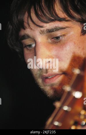 CAMERON MUNCEY, JET, KONZERT, 2003: Ein junger Cameron Muncey von der australischen Rockband JET spielte am 29. August 2003 einen schwitzigen frühen Auftritt auf ihrer ersten UK Tour im Barfly Club in Cardiff, Wales. Foto: ROB WATKINS. INFO: Jet ist eine australische Rockband, die 2001 in Melbourne gegründet wurde. Bekannt für ihren rohen Retro-Sound, erreichten sie mit ihrem Debütalbum Get Born und Hits wie Are You Gonna Be My Girl internationale Erfolge und wurden zu prominenten Persönlichkeiten im Rock der 2000er Jahre. Stockfoto