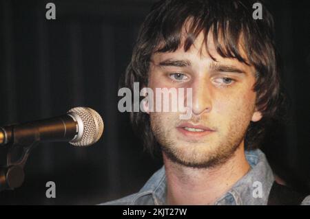 CAMERON MUNCEY, JET, KONZERT, 2003: Ein junger Cameron Muncey von der australischen Rockband JET spielte am 29. August 2003 einen schwitzigen frühen Auftritt auf ihrer ersten UK Tour im Barfly Club in Cardiff, Wales. Foto: ROB WATKINS. INFO: Jet ist eine australische Rockband, die 2001 in Melbourne gegründet wurde. Bekannt für ihren rohen Retro-Sound, erreichten sie mit ihrem Debütalbum Get Born und Hits wie Are You Gonna Be My Girl internationale Erfolge und wurden zu prominenten Persönlichkeiten im Rock der 2000er Jahre. Stockfoto