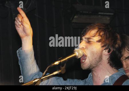 CAMERON MUNCEY, JET, KONZERT, 2003: Ein junger Cameron Muncey von der australischen Rockband JET spielte am 29. August 2003 einen schwitzigen frühen Auftritt auf ihrer ersten UK Tour im Barfly Club in Cardiff, Wales. Foto: ROB WATKINS. INFO: Jet ist eine australische Rockband, die 2001 in Melbourne gegründet wurde. Bekannt für ihren rohen Retro-Sound, erreichten sie mit ihrem Debütalbum Get Born und Hits wie Are You Gonna Be My Girl internationale Erfolge und wurden zu prominenten Persönlichkeiten im Rock der 2000er Jahre. Stockfoto