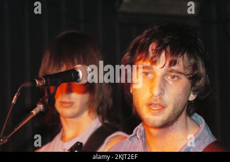 CAMERON MUNCEY, JET, KONZERT, 2003: Ein junger Cameron Muncey von der australischen Rockband JET spielte am 29. August 2003 einen schwitzigen frühen Auftritt auf ihrer ersten UK Tour im Barfly Club in Cardiff, Wales. Foto: ROB WATKINS. INFO: Jet ist eine australische Rockband, die 2001 in Melbourne gegründet wurde. Bekannt für ihren rohen Retro-Sound, erreichten sie mit ihrem Debütalbum Get Born und Hits wie Are You Gonna Be My Girl internationale Erfolge und wurden zu prominenten Persönlichkeiten im Rock der 2000er Jahre. Stockfoto