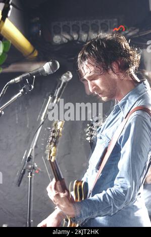 CAMERON MUNCEY, JET, KONZERT, 2003: Ein junger Cameron Muncey von der australischen Rockband JET spielte am 29. August 2003 einen schwitzigen frühen Auftritt auf ihrer ersten UK Tour im Barfly Club in Cardiff, Wales. Foto: ROB WATKINS. INFO: Jet ist eine australische Rockband, die 2001 in Melbourne gegründet wurde. Bekannt für ihren rohen Retro-Sound, erreichten sie mit ihrem Debütalbum Get Born und Hits wie Are You Gonna Be My Girl internationale Erfolge und wurden zu prominenten Persönlichkeiten im Rock der 2000er Jahre. Stockfoto