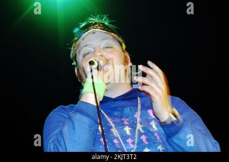 JUNIOR SENIOR, KONZERT, 2003: Jeppe 'Senior' Laursen von der dänischen Band JUNIOR SENIOR beim Homelands Dance Festival in Winchester, England, Großbritannien am 24. Mai 2003. Foto: ROB WATKINS. INFO: Junior Senior war ein dänisches Pop-Duo, das 1998 aus Jesper 'Junior' Mortensen und Jeppe 'Senior' Laursen bestand. Sie sind vor allem für ihren ansteckenden Hit „Move Your Feet“ bekannt, der zu einer globalen Tanzhymne wurde, die Pop-, Rock- und elektronische Elemente vereint. Stockfoto