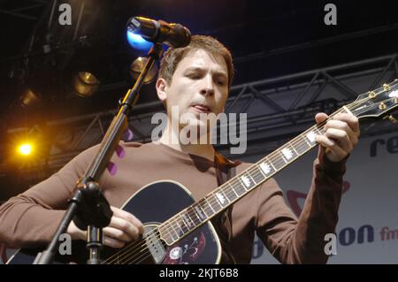 Mark Joseph spielt eine Epiphone-Halbakustik-Gitarre beim Big Weekend on Cardiff City Rwns, 2. August 2003. Foto: ROB WATKINS. INFO: Mark Joseph ist ein britischer Singer-Songwriter, der für seinen energiegeladenen Rock- und Pop-Sound bekannt ist. In den frühen 2000er Jahren erlangte er Aufmerksamkeit mit Hits wie Get Through und Fly und sein Debütalbum Scream zeigte seinen lebhaften musikalischen Stil. Stockfoto