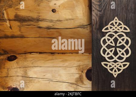 Holzdekorationselemente an der Wand des ländlichen Holzhauses. Sibirische Ornamente. Russland Stockfoto