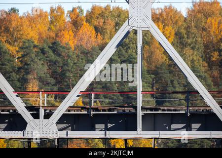 Graues Stahlgerüst-Brücken-Fragment, Eisenbahninfrastrukturdetails Stockfoto