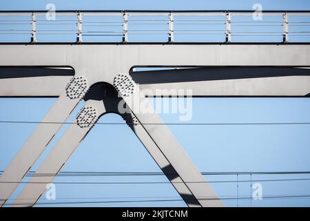 Graues Stahltrassenfragment unter blauem Himmel an einem sonnigen Tag Stockfoto