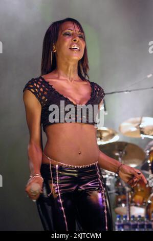 KELLI YOUNG, LIBERTY X, KONZERT, 2003: Kelli Young von Liberty X tritt live in der Cardiff International Arena, CIA, Cardiff, Wales, Großbritannien am 11. März 2003 auf. Foto: Rob Watkins. INFO: Liberty X, eine britisch-irische Popgruppe, die 2001 in der Fernsehsendung Popstars gegründet wurde, erzielte Erfolge mit Hits wie „Just a Little“ und „Thinking IT Over“. Ihre energiegeladenen Auftritte und eingängigen Melodien machten sie zu einem Grundpfeiler der Popszene der frühen 2000er Jahre. Stockfoto