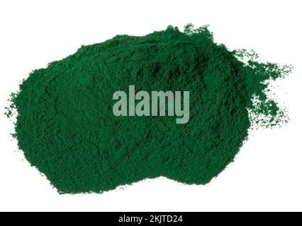 Organisches Spirulina-Algenpulver, auf weiß isoliert. Stockfoto