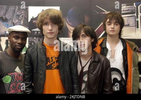 THE LIBERTINES, YOUNG, PORTRAIT, 2002: The Libertines Early in their Career fotografierte am 25. September 2002 im Green Room der Popfactory Music tv Show in Porth, Wales. Die Band (von links nach rechts: Gary Powell, John Hassall, Carl Barât, Pete Doherty) probierte ihr Debütalbum und ihre zweite Single, die beide „Up the Bracket“ genannt wurden. Die Shambolic-Band brauchte viel Zeit, um ihren Auftritt zu vollenden, weshalb die Aufnahmesitzung bis spät in die Nacht überlief. Foto: Rob Watkins Stockfoto