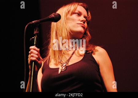 CERYS MATTHEWS, SCHWANGER, KONZERT, 2003: CERYS MATTHEWS in St David's Hall in Cardiff, 14. Juni 2003. Foto: ROB WATKINS. INFO: Cerys Matthews, der walisische Sänger, Songwriter und ehemalige Catatonia Frontoman, begann eine erfolgreiche Solokarriere. Ihre Alben, darunter Cockahoop und Don't Look Down, zeigen eine Mischung aus Folk, Country und Blues und heben Matthews vielseitige Musikalität und Songwriting hervor. Stockfoto