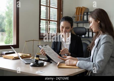 Beratung von Geschäftsfrau und weiblicher Anwältin oder Richterberaterin mit Teambesprechung mit Mandant, Law and Legal Services Concept. Stockfoto