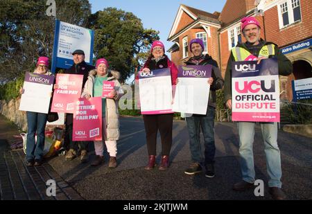 Eastbourne, East Sussex, Großbritannien. 25.. November 2022. Dozenten der Brighton University und andere Mitarbeiter am Standort Eastbourne beteiligen sich an landesweiten Arbeitskampagnen zur Unterstützung der Forderung nach besseren Löhnen und Arbeitsbedingungen. Die Streikenden sagen, dass ihre realen Bezüge seit 2009 um 25 % gesunken sind und die aktuellen Bedingungen und übermäßige Arbeitszeiten sich auf ihre Arbeit, die Beschäftigungssicherheit und letztlich die Lernmöglichkeiten der Schüler auswirken. Die Arbeitgeber haben eine Lohnerhöhung von 3 % angeboten. Kredit: Newspics UK South/Alamy Live News Stockfoto