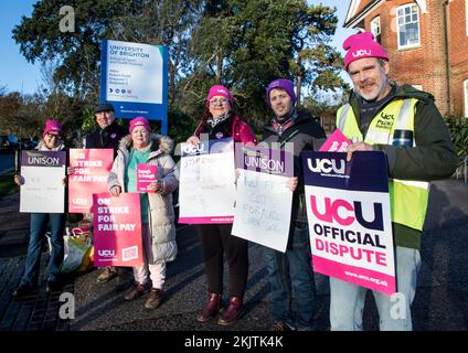 Eastbourne, East Sussex, Großbritannien. 25.. November 2022. Dozenten der Brighton University und andere Mitarbeiter am Standort Eastbourne beteiligen sich an landesweiten Arbeitskampagnen zur Unterstützung der Forderung nach besseren Löhnen und Arbeitsbedingungen. Die Streikenden sagen, dass ihre realen Bezüge seit 2009 um 25 % gesunken sind und die aktuellen Bedingungen und übermäßige Arbeitszeiten sich auf ihre Arbeit, die Beschäftigungssicherheit und letztlich die Lernmöglichkeiten der Schüler auswirken. Die Arbeitgeber haben eine Lohnerhöhung von 3 % angeboten. Kredit: Newspics UK South/Alamy Live News Stockfoto