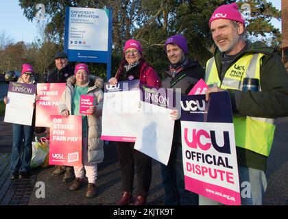 Eastbourne, East Sussex, Großbritannien. 25.. November 2022. Dozenten der Brighton University und andere Mitarbeiter am Standort Eastbourne beteiligen sich an landesweiten Arbeitskampagnen zur Unterstützung der Forderung nach besseren Löhnen und Arbeitsbedingungen. Die Streikenden sagen, dass ihre realen Bezüge seit 2009 um 25 % gesunken sind und die aktuellen Bedingungen und übermäßige Arbeitszeiten sich auf ihre Arbeit, die Beschäftigungssicherheit und letztlich die Lernmöglichkeiten der Schüler auswirken. Die Arbeitgeber haben eine Lohnerhöhung von 3 % angeboten. Kredit: Newspics UK South/Alamy Live News Stockfoto