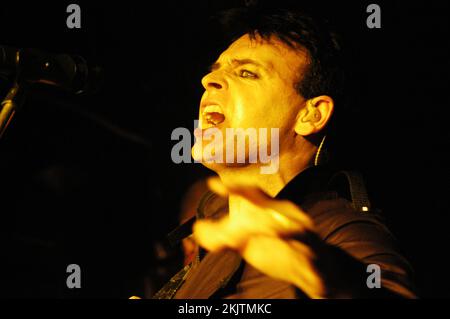 GARY NUMAN, KONZERT, 2004: Musiklegende Gary Numan spielt am 4. März 2000 im Barfly Club in Cardiff, Wales. Foto: Rob Watkins. INFO: Gary Numan, geboren 1958, ist ein englischer Pionier. In den späten 70er Jahren entwickelte sich sein elektronischer und industrieller Sound, der in Hits wie „Cars“ und Alben wie „The Pleasure Principle“ verkörpert wurde, und beeinflusste die neuen Genres Wave und Synthie-Pop und hinterließ einen dauerhaften Einfluss auf die Musiklandschaft. Stockfoto