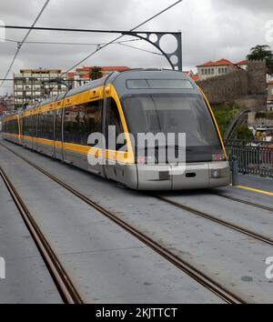 Moderne leichte Eisenbahnwaggon in Porto Portugal. Stockfoto