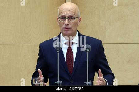 Berlin, Deutschland. 25.. November 2022. Peter Tschentscher (SPD), neuer Präsident des Bundesrats und erster Bürgermeister und Präsident des Senats der Freien und Hansestadt Hamburg, hält seine erste Rede im Bundesrat. Unter anderem stimmt die Staatskammer über das Einkommen der Bürger und über die Reform der Wohnungsbeihilfe ab. Kredit: Wolfgang Kumm/dpa/Alamy Live News Stockfoto