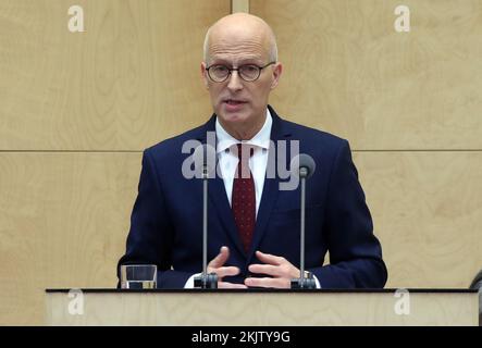 Berlin, Deutschland. 25.. November 2022. Peter Tschentscher (SPD), neuer Präsident des Bundesrats und erster Bürgermeister und Präsident des Senats der Freien und Hansestadt Hamburg, hält seine erste Rede im Bundesrat. Unter anderem stimmt die Staatskammer über das Einkommen der Bürger und über die Reform der Wohnungsbeihilfe ab. Kredit: Wolfgang Kumm/dpa/Alamy Live News Stockfoto