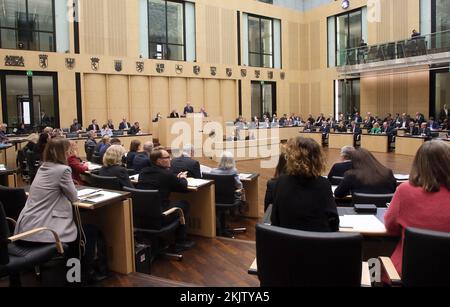 Berlin, Deutschland. 25.. November 2022. Peter Tschentscher (TOP M, SPD), neuer Präsident des Bundesrats und erster Bürgermeister und Präsident des Senats der Freien und Hansestadt Hamburg, hält seine erste Rede im Bundesrat. Unter anderem stimmt die Staatskammer über das Einkommen der Bürger und über die Reform der Wohnungsbeihilfe ab. Kredit: Wolfgang Kumm/dpa/Alamy Live News Stockfoto