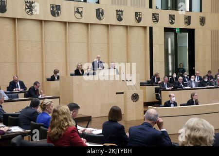 Berlin, Deutschland. 25.. November 2022. Peter Tschentscher (TOP M, SPD), neuer Präsident des Bundesrats und erster Bürgermeister und Präsident des Senats der Freien und Hansestadt Hamburg, hält seine erste Rede im Bundesrat. Unter anderem stimmt die Staatskammer über das Einkommen der Bürger und über die Reform der Wohnungsbeihilfe ab. Kredit: Wolfgang Kumm/dpa/Alamy Live News Stockfoto