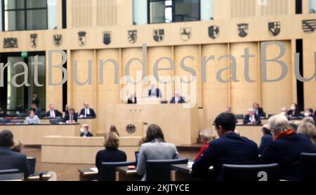 Berlin, Deutschland. 25.. November 2022. Peter Tschentscher (TOP M, SPD), neuer Präsident des Bundesrats und erster Bürgermeister und Präsident des Senats der Freien und Hansestadt Hamburg, hält seine erste Rede im Bundesrat. Unter anderem stimmt die Staatskammer über das Einkommen der Bürger und über die Reform der Wohnungsbeihilfe ab. Kredit: Wolfgang Kumm/dpa/Alamy Live News Stockfoto