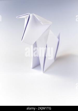 Papier Hund Origami isoliert auf einem weißen Hintergrund. Stockfoto