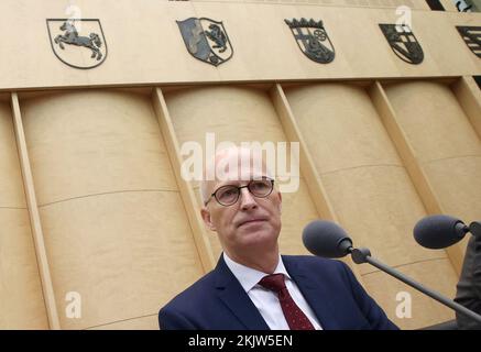 Berlin, Deutschland. 25.. November 2022. Peter Tschentscher (SPD), Peter Tschentscher (SPD), neuer Präsident des Bundesrats und erster Bürgermeister und Präsident des Senats der Freien und Hansestadt Hamburg, leitet seine erste Sitzung im Bundesrat. Unter anderem stimmt die Staatskammer über das Einkommen der Bürger und über die Reform der Wohnungsbeihilfe ab. Kredit: Wolfgang Kumm/dpa/Alamy Live News Stockfoto