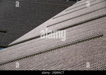 London, Großbritannien - 30.. April 2022: Details des Tate Modern Pyramidengebäudes Stockfoto