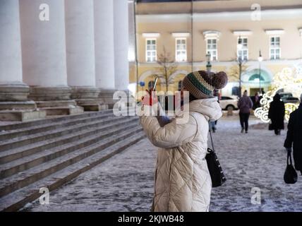 Moskau, Russland - 7. Januar 2022: Mädchen macht Fotos mit einem Smartphone. Stockfoto