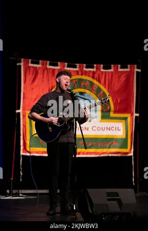 Cameron Fellows tritt bei einer Protestkundgebung im Palace Theatre, Westcliff on Sea, Essex, Großbritannien auf. Protestieren gegen Sparmaßnahmen Stockfoto