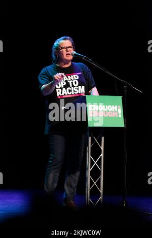 Claire Wormald, Southend Trades Union Council, auf einer Protestkundgebung im Palace Theatre, Westcliff on Sea, Essex zu sprechen reicht Stockfoto