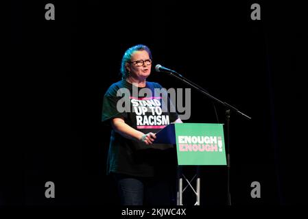 Claire Wormald, Southend Trades Union Council, auf einer Protestkundgebung im Palace Theatre, Westcliff on Sea, Essex zu sprechen reicht Stockfoto