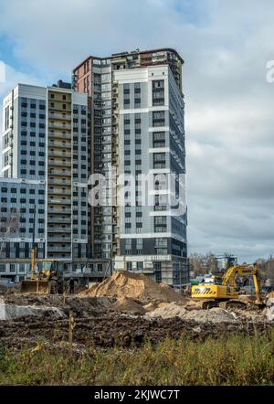 New York, USA - 25. November 2022: Bau eines modernen mehrstöckigen Gebäudes. Moderne Appartementgebäude im Bau Stockfoto