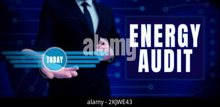 Inspiration mit dem Schild „Energy Audit“. Wort für die Bewertung des Energiebedarfs und der Effizienz eines Gebäudes Stockfoto