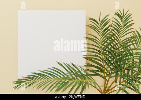 Gruß- oder Einladungskartenmodell mit Palmenblättern. Leeres weißes quadratisches Papiermodell. Einladung quadratisches Kartenmodell Stockfoto
