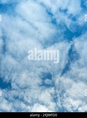 Himmelspanorama. Blaues Wolkenpanorama. Panorama Blauer Himmel und weiße Wolken. Flauschige Wolke im blauen Himmelshintergrund. Vertikales Bild. Hohe Auflösung Stockfoto