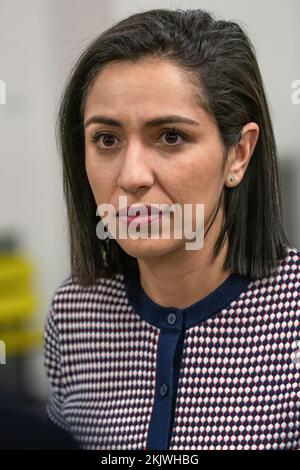 Sarah El Hairy während ihres Besuchs in Marseille. Sarah El Hairy, Staatssekretärin beim Minister der Streitkräfte und Ministerin für Bildung und Jugend, zuständig für Jugend und universellen Nationaldienst, Treffen mit Jugendverbänden in La Friche de la Belle de Mai in Marseille zum Abschluss des Europäischen Jahres der Jugend 2022. (Foto: Laurent Coust/SOPA Images/Sipa USA) Stockfoto