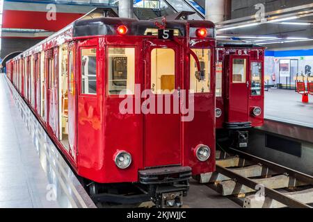 Historische U-Bahn-Züge an der U-Bahn-Station Chamartin, Madrid, Spanien Stockfoto