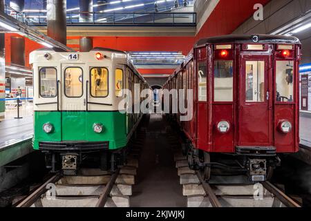 Historische U-Bahn-Züge an der U-Bahn-Station Chamartin, Madrid, Spanien Stockfoto