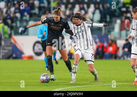 TURIN, ITALIEN, 24. NOVEMBER 2022. Vivianne Miedema von Arsenal Women und Sofie Junge Pedersen von Juventus Women während des UWCL-Spiels (Gruppe C) zwischen dem FC Juventus Women und dem FC Arsenal Women am 24. November 2022 im Allianz-Stadion in Turin, Italien. Kredit: Massimiliano Ferraro/Alamy Live News Stockfoto