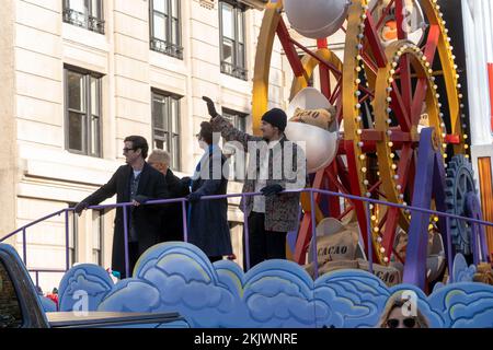 New York, USA. 24.. November 2022. NEW YORK, NY - NOVEMBER 24: Logan Henderson, James Maslow, Kendall Schmidt und Carlos PenaVega von „Big Time Rush“ fahren auf einem Festwagen während der 96.. Jährlichen Macy's Thanksgiving Day Parade am 24. November 2022 in New York City. Kredit: Ron Adar/Alamy Live News Stockfoto