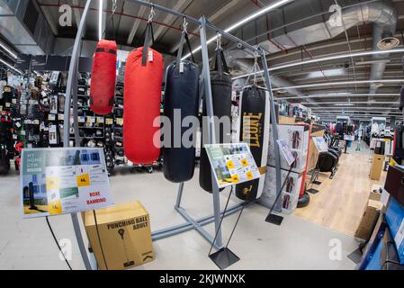 Cuneo, Italien - 22. November 2022: Stanzsäcke und Lochbälle in der Zubehörabteilung des italienischen Dekathlon-Ladens, Fischaugenblick Stockfoto