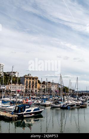 Blick auf Torquay Harbour in Richtung Vane Hill. Stockfoto